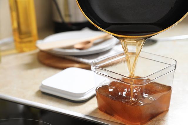 Lubricante de aceite para bisagras.   