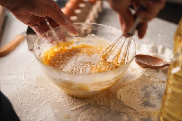 Mezcla muy bien cada uno de los ingredientes del budín de limón.   