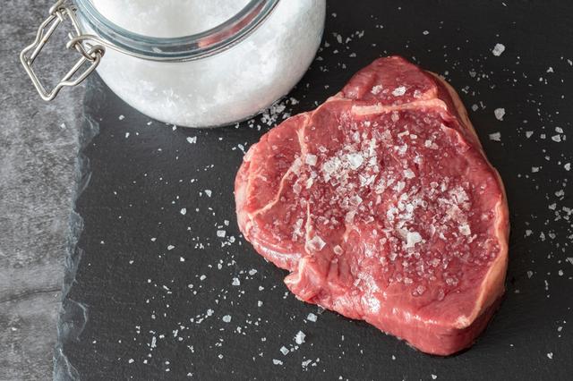 Es importante verter la sal gruesa a la carne, luego de que esté cocida. Es importante verter la sal gruesa a la carne, luego de que esté cocida.