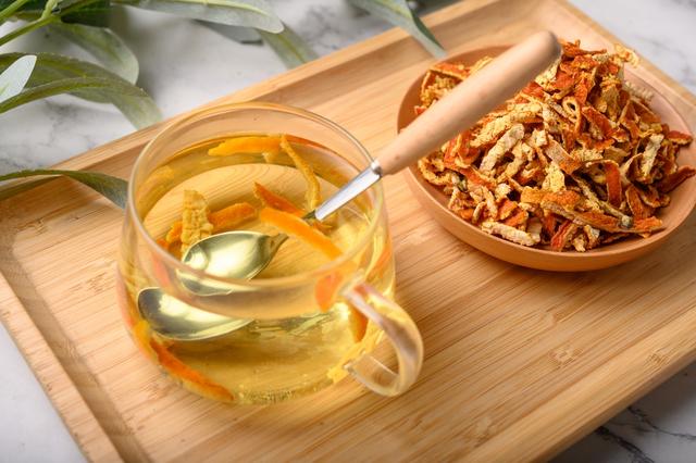 Infusión de cáscara de mandarina para dolores estomacales.   