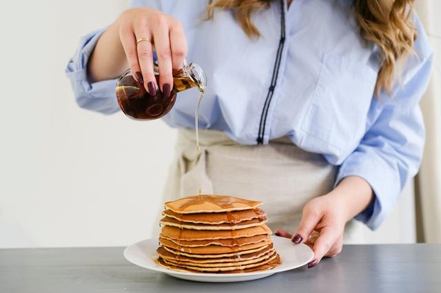 Puedes acompañar los panqueques con miel.   