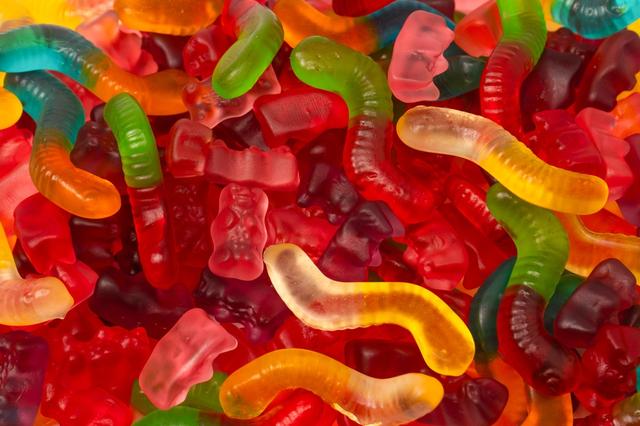 Colorante número 3 en gomitas.   