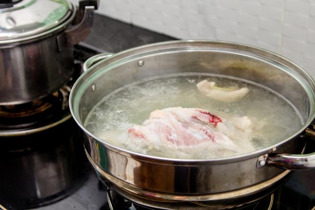 El vinagre le da una textura más suave al pollo.   