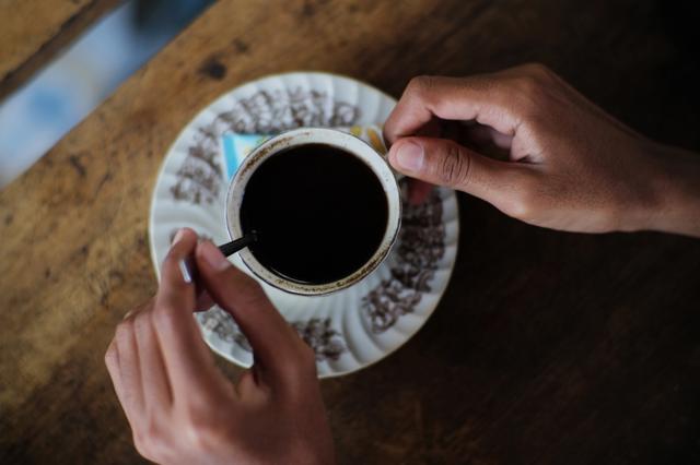 El consumo de café instantáneo aumenta casi siete veces el riesgo de desarrollar degeneración macular seca.   