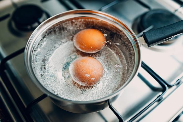 Evita la salmonella cociendo los huevos.   