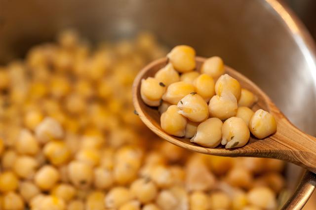 No olvides verificar que los garbanzos estén suaves con un tenedor.   
