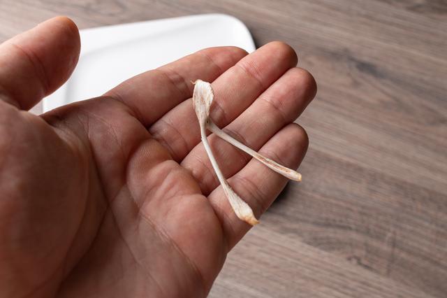 Retira el "huesito de la suerte". Retira el "huesito de la suerte".