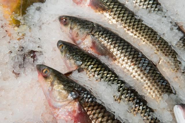 Usar condimentos como ajo y limón puede ayudar a disminuir la absorción de mercurio.   