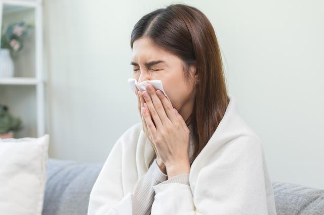 El caldo de gallina alivia el resfrío.   