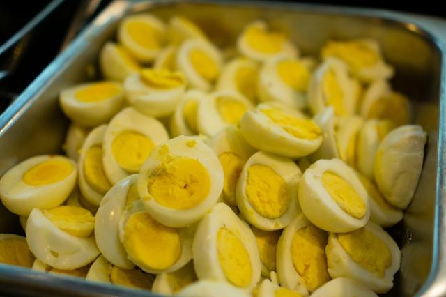 Lo mejor es guardar el huevo en un recipiente hermético. Lo mejor es guardar el huevo en un recipiente hermético.