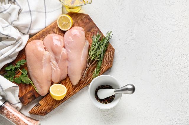 Con vitaminas del complejo B, la pechuga de pollo es clave para la producción de neurotransmisores y el funcionamiento cognitivo. Con vitaminas del complejo B, la pechuga de pollo es clave para la producción de neurotransmisores y el funcionamiento cognitivo.