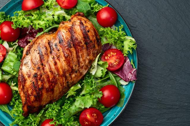 Especialistas destacan que 100 gramos de pechuga sin piel aportan 32 gramos de proteína y 160 calorías. Especialistas destacan que 100 gramos de pechuga sin piel aportan 32 gramos de proteína y 160 calorías.