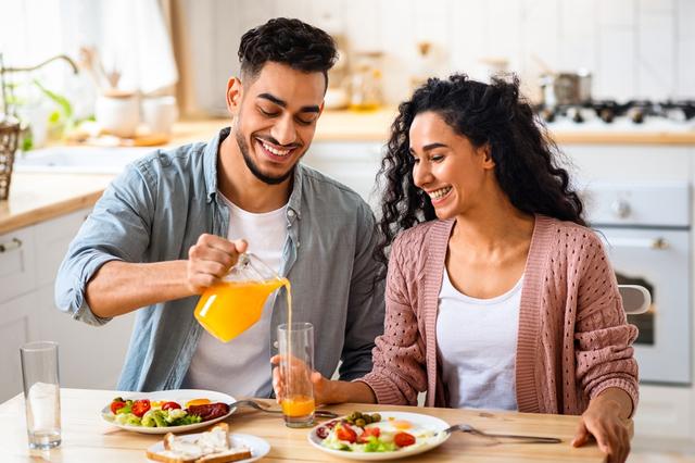Incorporar frutas, cereales integrales y lácteos bajos en grasa favorece tu bienestar.    
