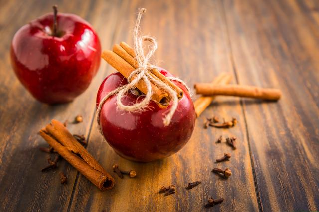 Manzana con clavo. Manzana con clavo.