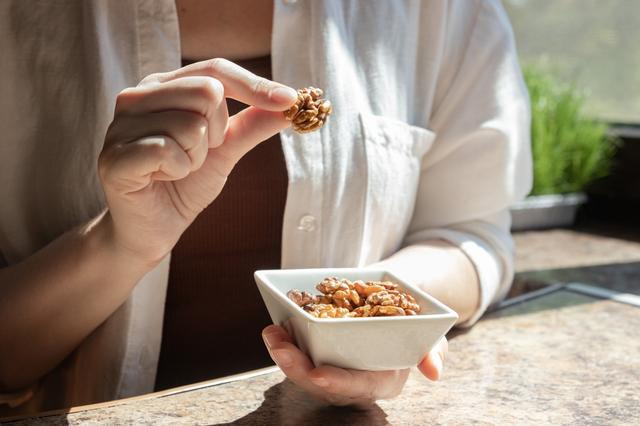 Estos frutos secos aportan ácidos grasos omega-3, antioxidantes y otros compuestos que favorecen la concentración y la memoria. Fuente: Shutterstock.   