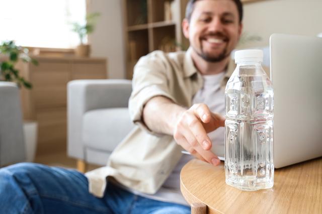 Consumir agua antes de las comidas puede controlar el apetito, reducir porciones y mejorar la salud metabólica. Fuente: Shutterstock.   
