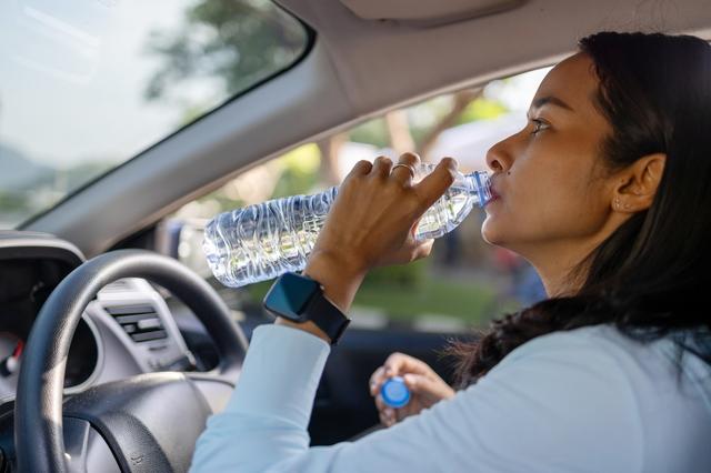 Es importante hidratarse y evitar el exceso de alcohol. Fuente: Shutterstock.   