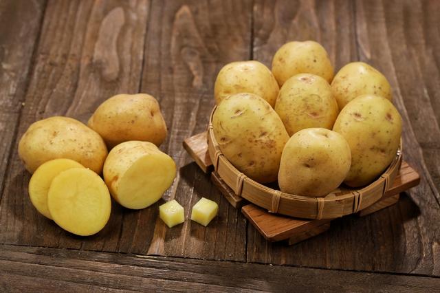 Se recomienda evitar el consumo de cáscaras con manchas verdes o brotes. Fuente: Shutterstock. Se recomienda evitar el consumo de cáscaras con manchas verdes o brotes. Fuente: Shutterstock.