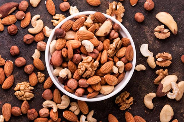 <em>Los frutos secos deben consumirse crudos y en pequeñas porciones cuando se incluyen en la dieta de pacientes con gastritis.</em>   