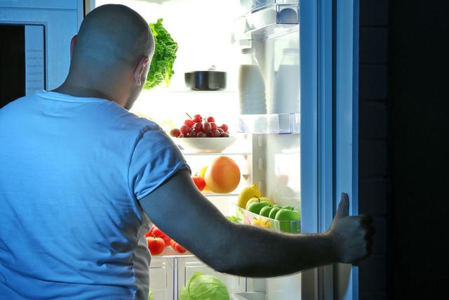  Mantener la puerta abierta del refrigerador por tiempo prolongado contribuye a consumir más energía   