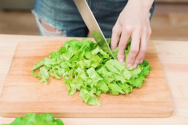 La lechuga se oxida y pierde ligeramente su sabor, si se corta con el cuchillo   