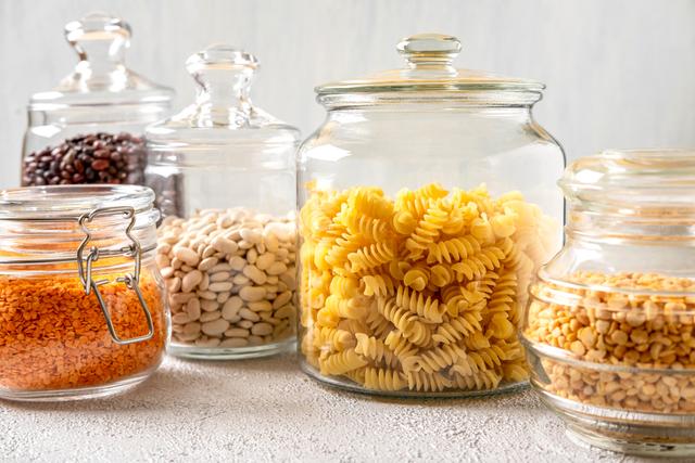 Para evitar la infestación de gorgojos, guarda los alimentos en envases cerrados.   