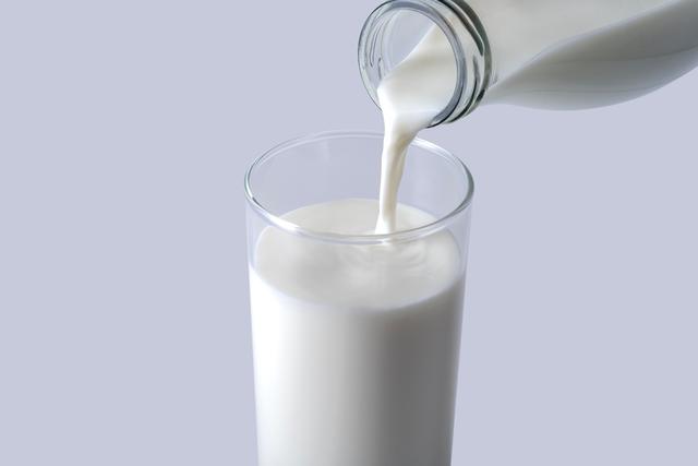 La leche posee caseína, un compuesto que ayuda a reducir el picante de la comida.   