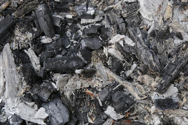 Las cenizas después de hacer una parrilla son útiles para preservar los alimentos.   