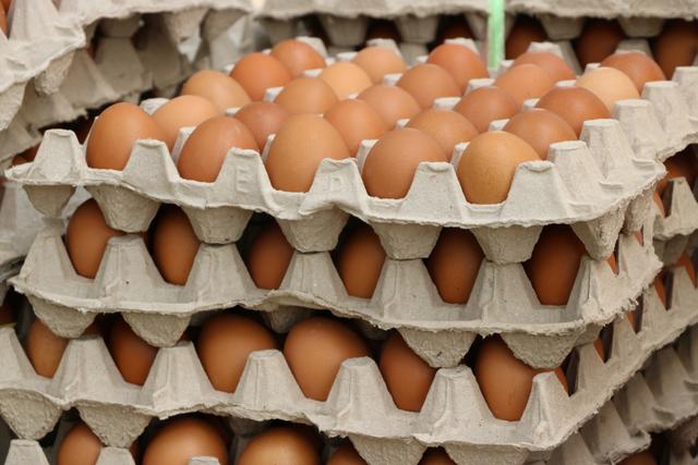 Los huevos son más propensos a absorber los olores del refrigerador.   