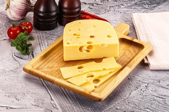 El alimento que no debes guardar en un táper es el queso. El alimento que no debes guardar en un táper es el queso.