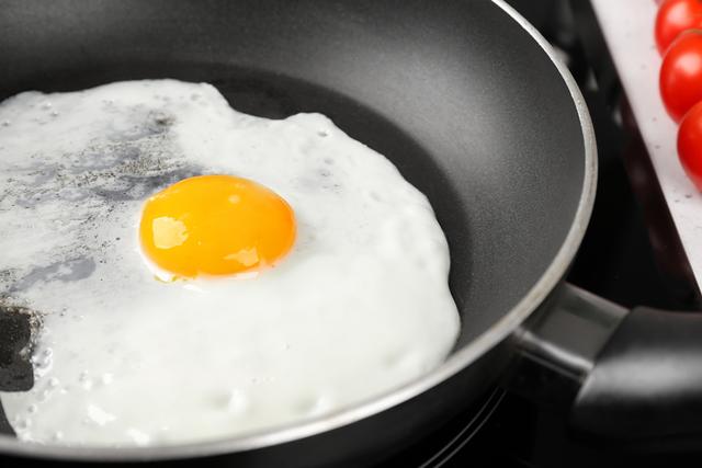 Disfruta de unos huevos fritos y saludables cocinándolos con agua. Disfruta de unos huevos fritos y saludables cocinándolos con agua.