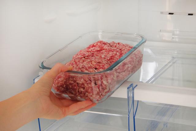 La mejor manera de conservar la carne es en un recipiente hermético en el refrigerador.   