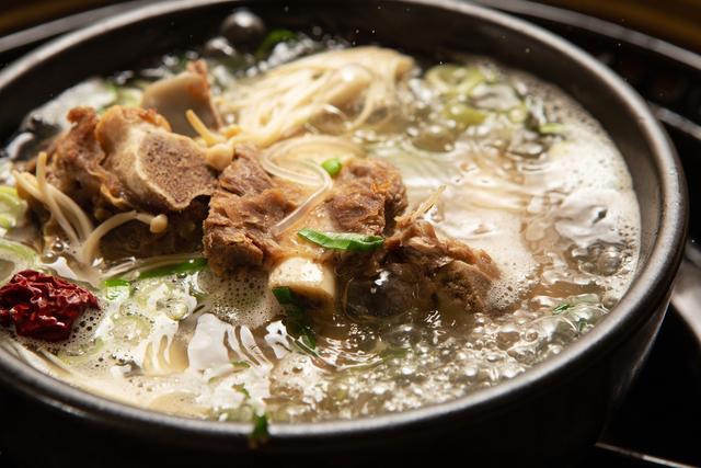 Caldo casero de huesos. Caldo casero de huesos.