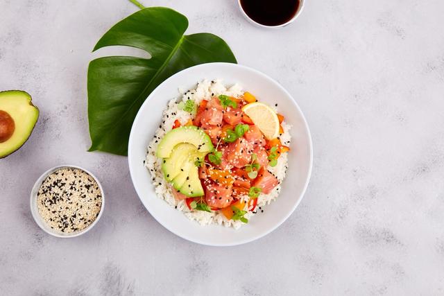 Lo mejor es consumir arroz previamente congelado, calentarlo un poco y acompañado de palta o frutos secos.   