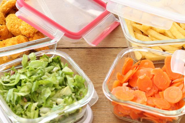 Los alimentos se conservan mejor en recipientes herméticos.   