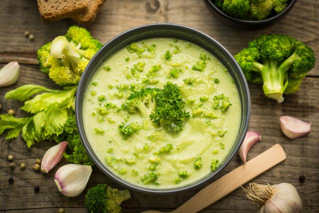 Sopa de tallos de brócoli.   