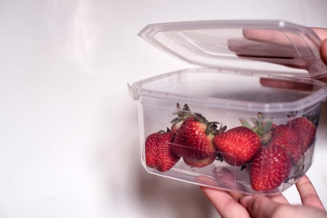 Guarda las fresas sin taparlas del todo.   