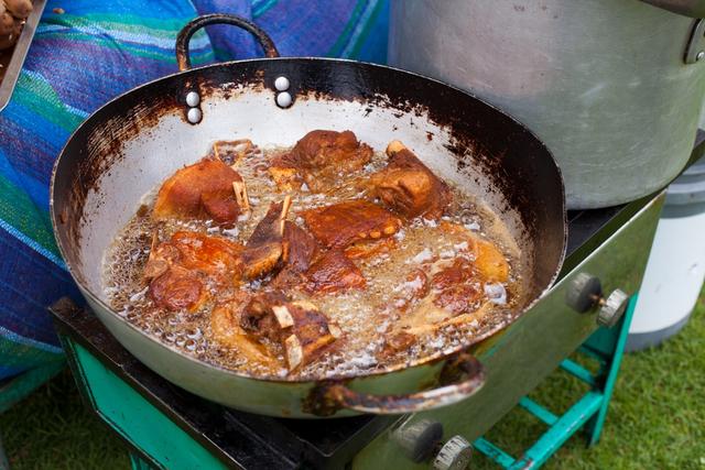 Se debe evitar cocinar el chicharrón de cerdo con manteca o aceite.    