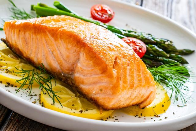 El omega 3 lo podemos encontrar en los pescados como el salmón. El omega 3 lo podemos encontrar en los pescados como el salmón.