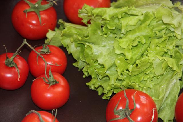Los alimentos que más subieron de precio son el tomate y la lechuga.   