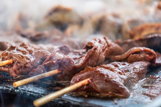 La mejor comida callejera son los anticuchos.   