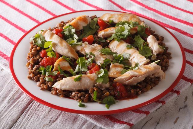 Complementa las lentejas con proteína y verduras. Complementa las lentejas con proteína y verduras.