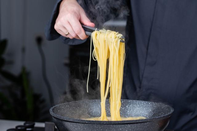 La pasta cruda no pesa igual que la cocida.   