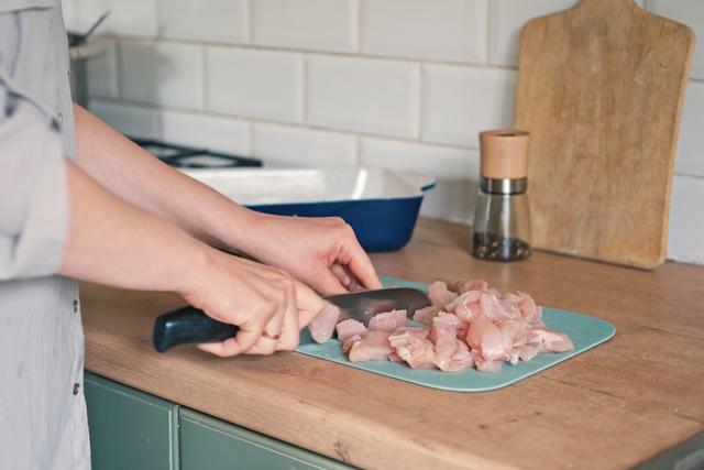 El insumo principal de una salchicha saludable es la pechuga de pollo. El insumo principal de una salchicha saludable es la pechuga de pollo.