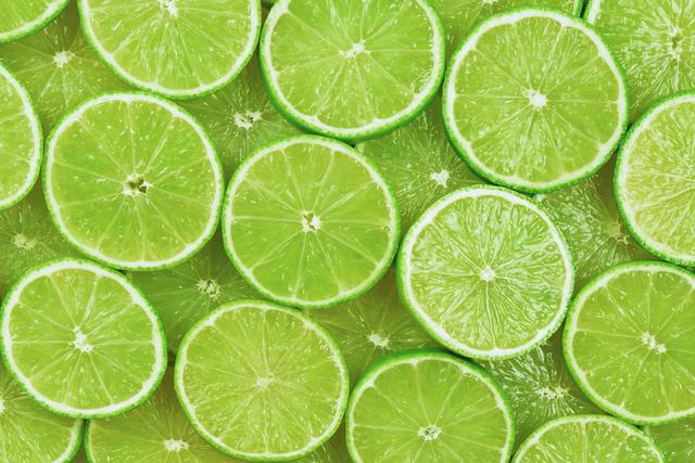 Evita que la cocción de la coliflor huela mal, usando rodajas de limón.   