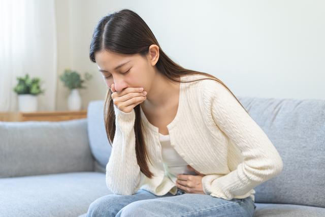 Uno de los síntomas de infección por bacterias son la fiebre, náuseas y diarrea.   