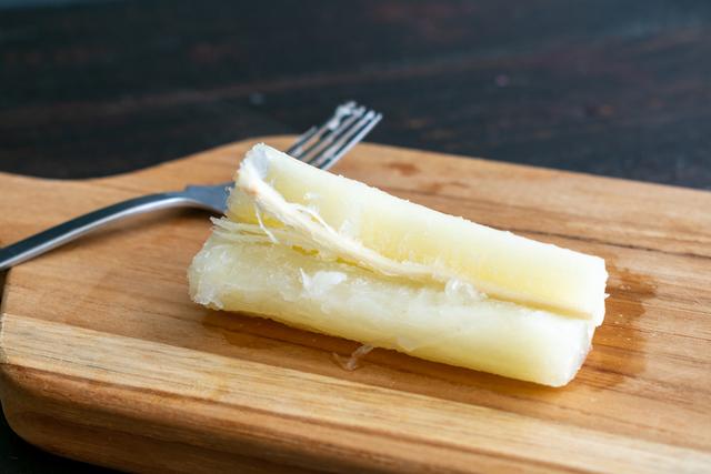 Usa un tenedor para verificar que la yuca esté lista.   