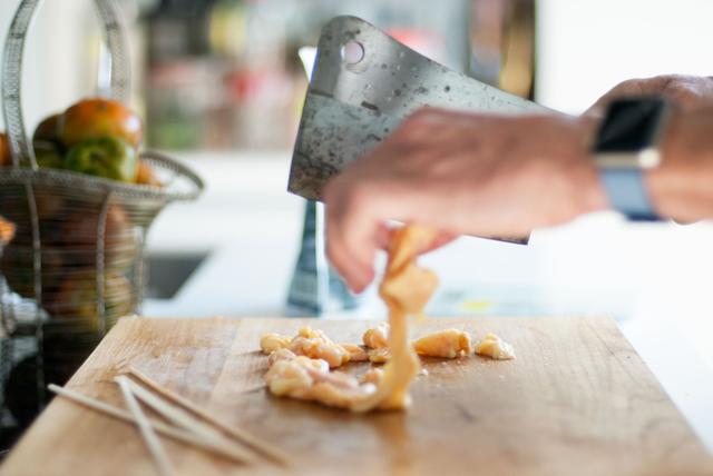 No es recomendable comer pellejo de pollo No es recomendable comer pellejo de pollo