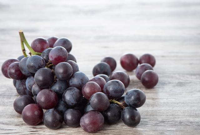 Las frutas con cáscara suelen explotar. Las frutas con cáscara suelen explotar.