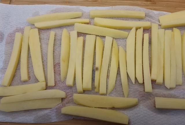 No olvides secar muy bien las papas antes de sumergirlas en aceite caliente. No olvides secar muy bien las papas antes de sumergirlas en aceite caliente.